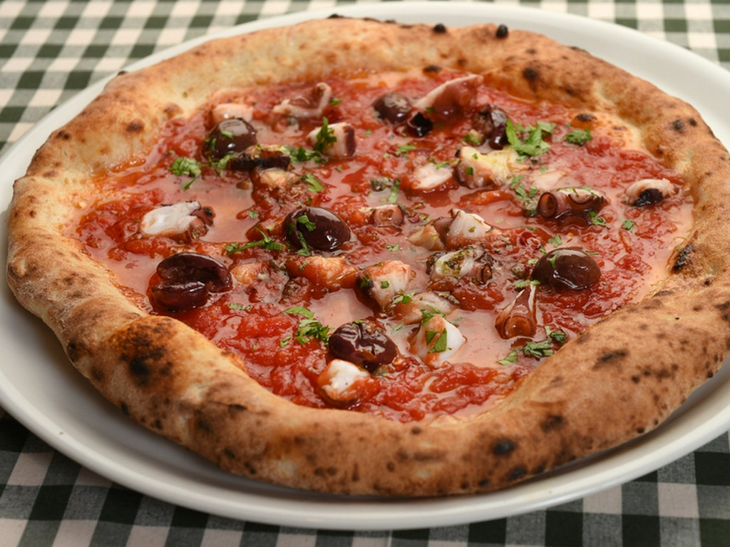 タコを使ったぴりっと辛いピッツァ『ポリポ』