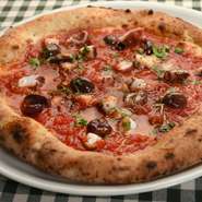 イタリア語でタコを意味するポリポ。トマトソース、ニンニク、オレガノをベースに、マダコをあしらったピッツァは、唐辛子を使っているのでぴりっとした辛さが効いています。				