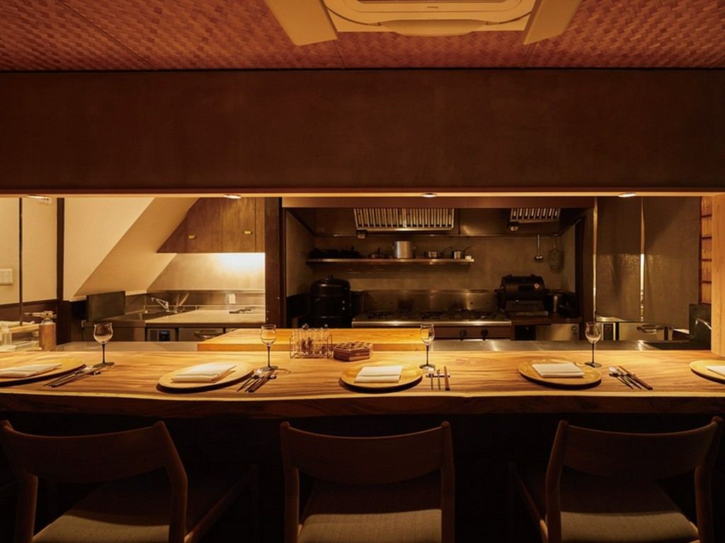 臨場感溢れるカウンター席で、二人共通の思い出をまた一つ