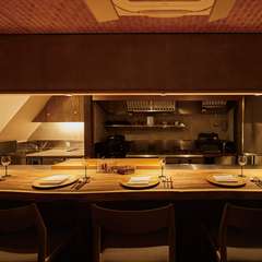 臨場感溢れるカウンター席で、二人共通の思い出をまた一つ