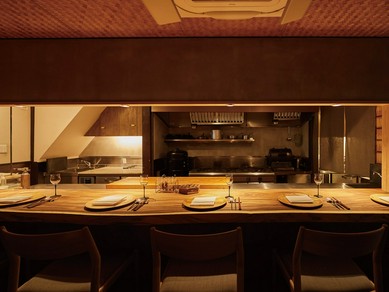 臨場感溢れるカウンター席で、二人共通の思い出をまた一つ