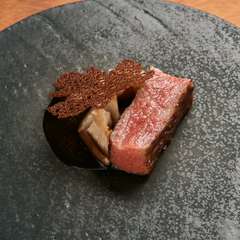 肉の旨みを凝縮し内側へと閉じ込める『近江牛の牧草焼き』