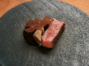 肉の旨みを凝縮し内側へと閉じ込める『近江牛の牧草焼き』