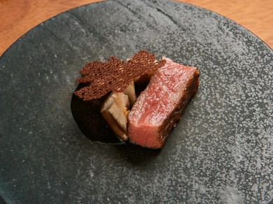 肉の旨みを凝縮し内側へと閉じ込める『近江牛の牧草焼き』