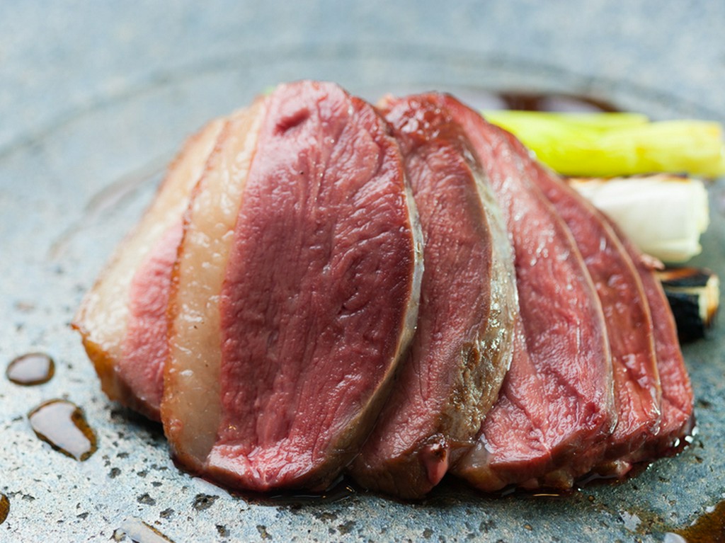 火加減にもこだわり抜かれた、旨味たっぷりな真鴨の肉をレアでいただく『真鴨と九条ネギの炭火焼』