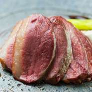 シェフが真鴨をレアで味わえるように火加減にも気を配っているそう。真鴨の肉が持つ脂の旨味と素材の甘味を、フレッシュな九条ネギが引き立てます。さっぱりとした味わいで、肉をいただける一品。