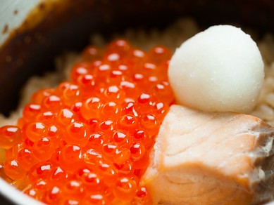 ボリューム満点。新鮮なイクラとサーモンを、石川県産コシヒカリと一緒に味わう『サーモンとイクラの釜飯』