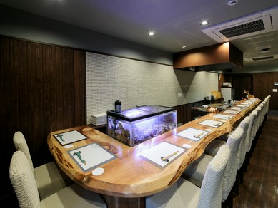 和モダンなつくりの内装が落ち着いた空間を演出