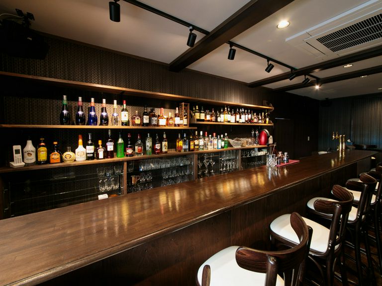 バーカウンターでしっとりと過ごす、大人のひととき