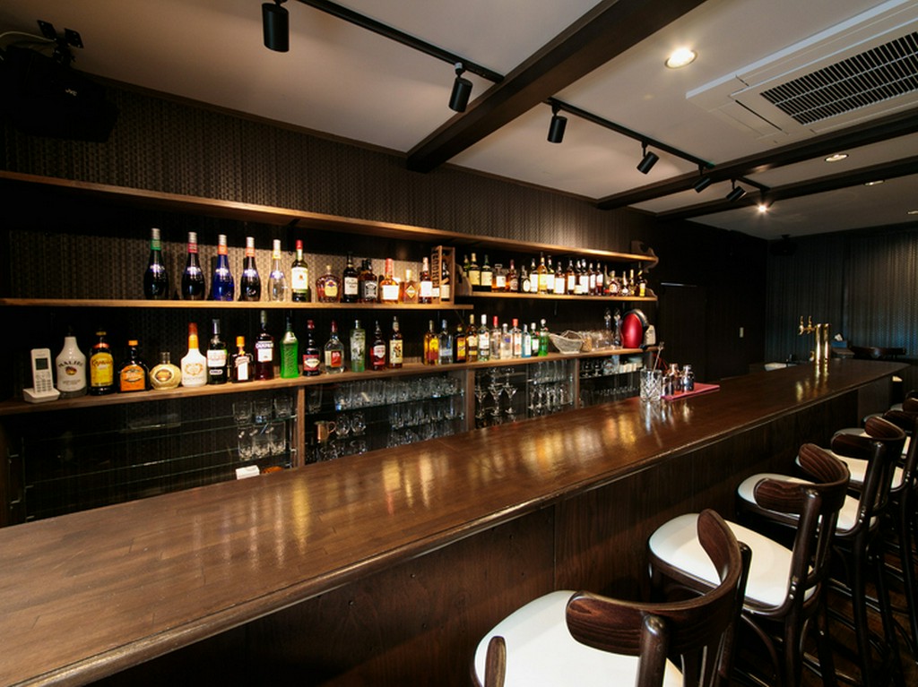 バーカウンターでしっとりと過ごす、大人のひととき