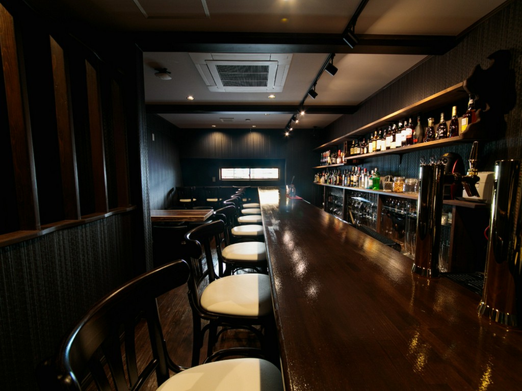 特別な日のディナーデートに相応しい、シックなフロア