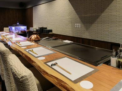 並んで座れるカウンターは、デートのための特等席