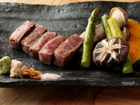 ・本日の前菜
・本日のスープ
・活鮑のステーキ
・特大海老シータイガー鉄板焼き
・特選銘柄牛A5サーロイン又はヒレ100g フォアグラをのせて
・ガーリックライス又はキーマカレー、香の物、味噌汁
・季節のフルーツ