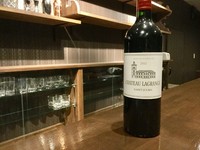 フランス　フルボディ　黒系果実やスパイスが樽の心地良い香りと調和し、優美な印象を与えてくれるワインです。タンニンと酸味のバランスが見事に取れた上品な味わいが特徴。