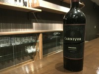 アメリカ　フルボディ　ブラックベリーやプラムなどの濃いベリーのフレイバーが特徴です。鉄板焼きとの相性が抜群なワイン。