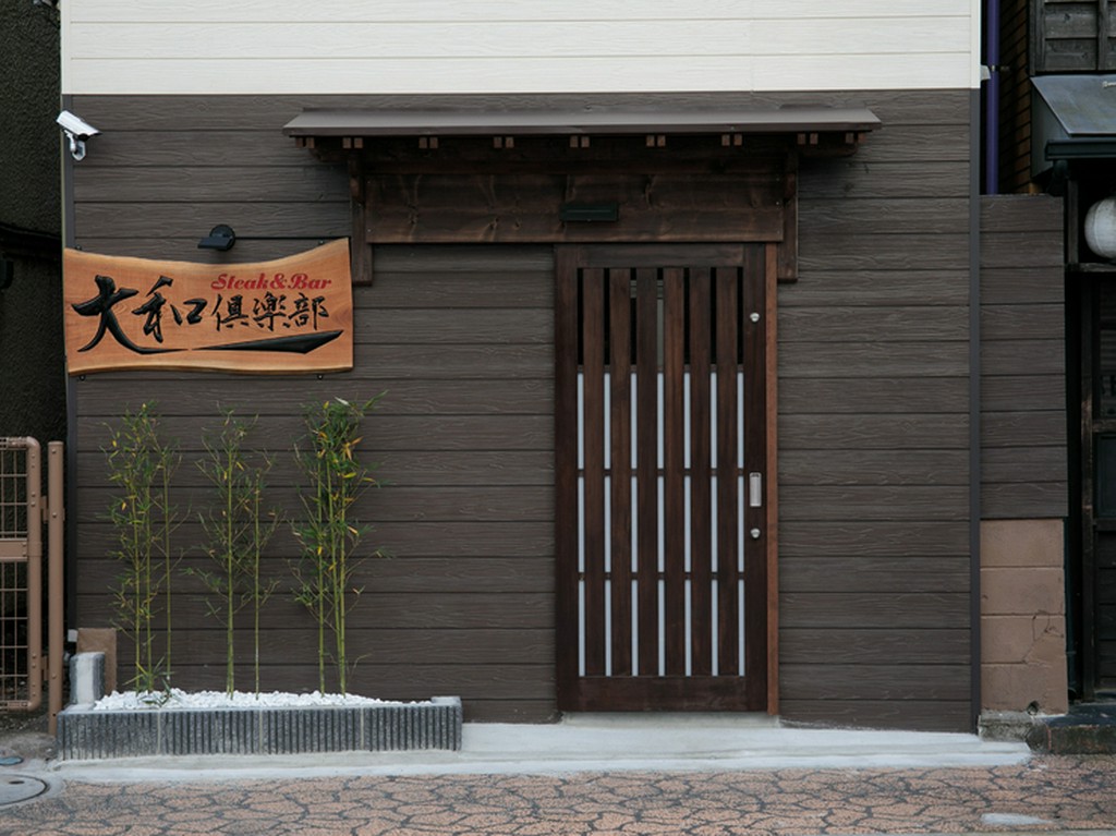 木の温かみを生かした、落ち着いた外観