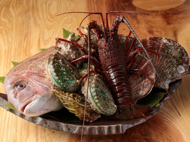 鮑や帆立、伊勢海老など活きの良い魚介類