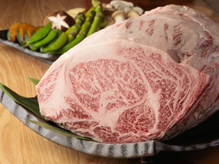 国産銘柄黒毛和牛と新鮮な魚介類を鉄板焼でご提供
