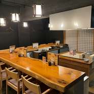 カウンター席　囲炉裏を目の前に調理する様子をお楽しみいただけます！