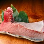 料理人自らの目で選び抜いた新鮮な魚介類をリーズナブルに提供しています。刺身の盛り合わせ、原始焼きなど様々な調理方法で、魚介料理の魅力を幅広く楽しめるメニューも勢ぞろい。