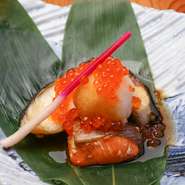 昔から日本にある調理方法のひとつで、炭火を使い、様子を見ながら離したり、近づけたりして加減しながら焼き上げる「原始焼き」。三種類の魚をその方法で焼き、提供しています。