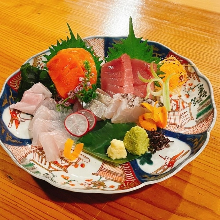 その日のおすすめのネタを美しく盛り合わせに『刺身盛り合わせ』