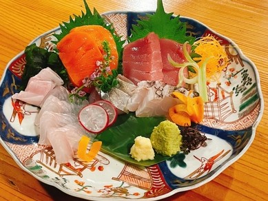 その日のおすすめのネタを美しく盛り合わせに『刺身盛り合わせ』