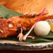 一尾ずつ串に刺してじっくり焼き上げることで、余分な脂が落ちるため、皮はパリッと身はジューシーな食感が楽しめます。素材本来の味を生かした逸品です。
※仕入れ状況でご用意できない場合もございます。