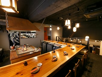 雰囲気抜群！炉端を囲むカウンターは特等席