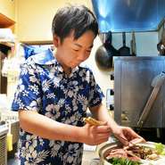 料理に合う日本酒をおすすめしています。お客様が満足できるようにさまざまな地酒を取り揃え。カウンター越しに会話をして、何を求めているか希望に合う料理とお酒をご提供します。