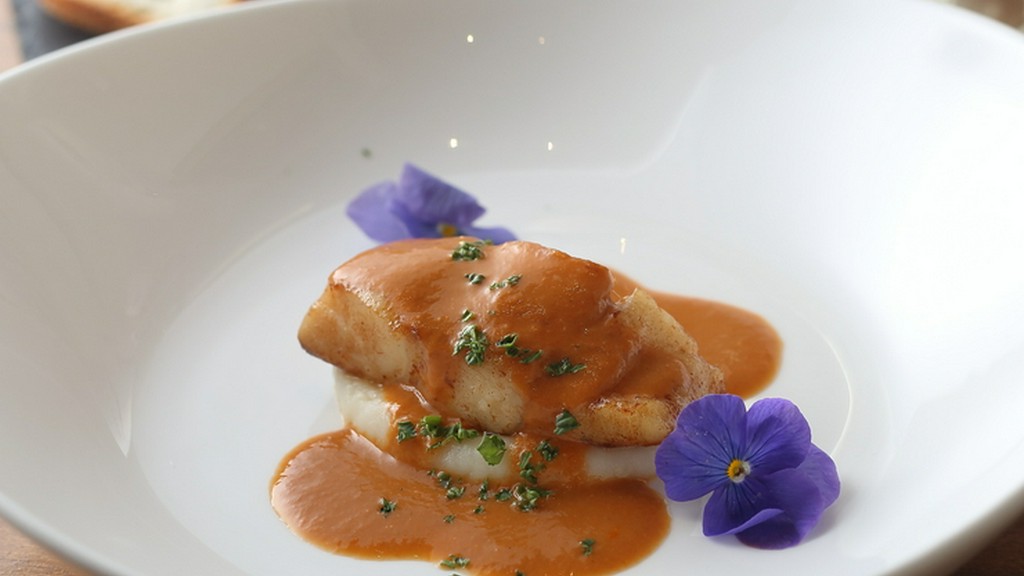 水揚げされたばかりの鮮魚を使用。一口ごとに素材とソースのおいしさが溢れる『鮮魚のポワレ』