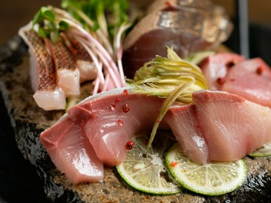 日本有数の漁場・高知県宿毛湾から直送した『高知県宿毛産の鮮魚盛り合わせ』