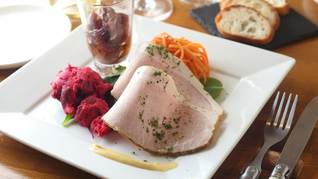 色鮮やかな美しい盛り付け。シェフのこだわりが凝縮された一皿『前菜盛り合わせ』