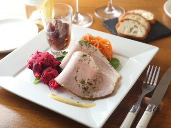 色鮮やかな美しい盛り付け。シェフのこだわりが凝縮された一皿『前菜盛り合わせ』