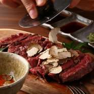 上質な肉を、技術と工夫で更に美味しく食べる『ハラミステーキ』