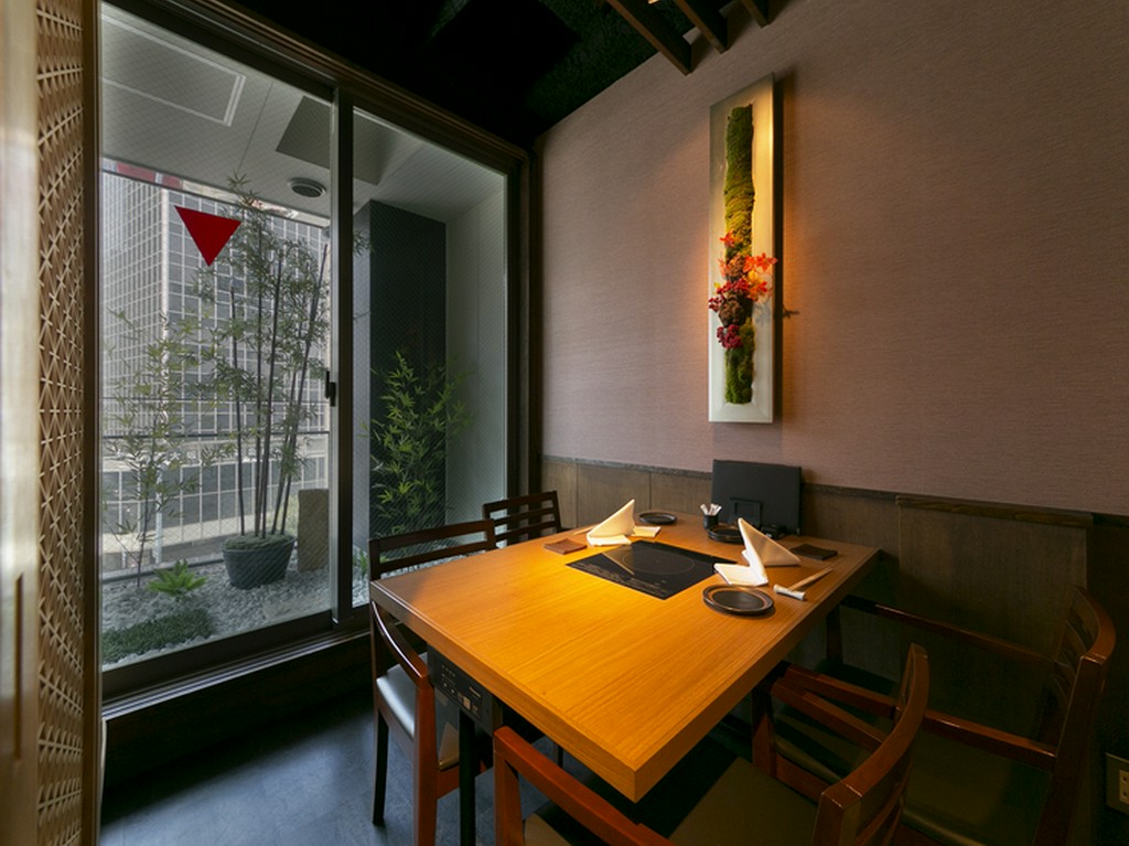 中庭の景色と夜景が楽しめるプレミアムな個室