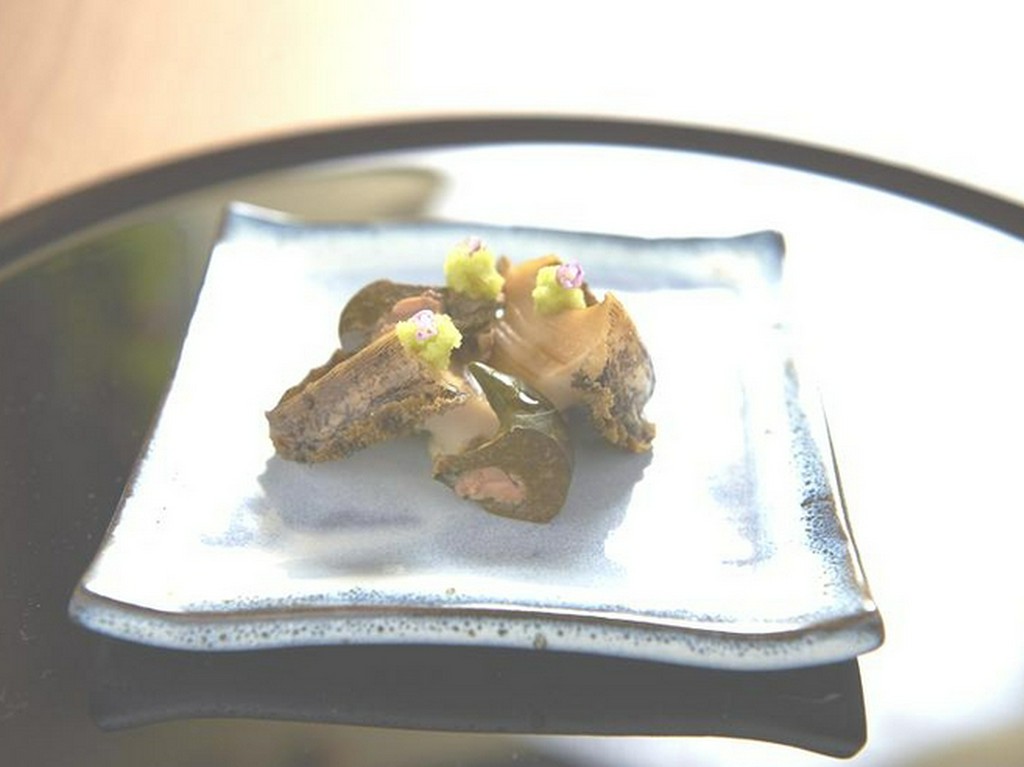 鮑一つを贅沢にそのまま蒸した、ふっくらやわらかな『蒸し鮑』　