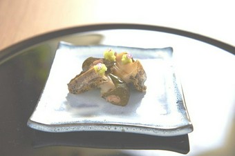 鮑一つを贅沢にそのまま蒸した、ふっくらやわらかな『蒸し鮑』　