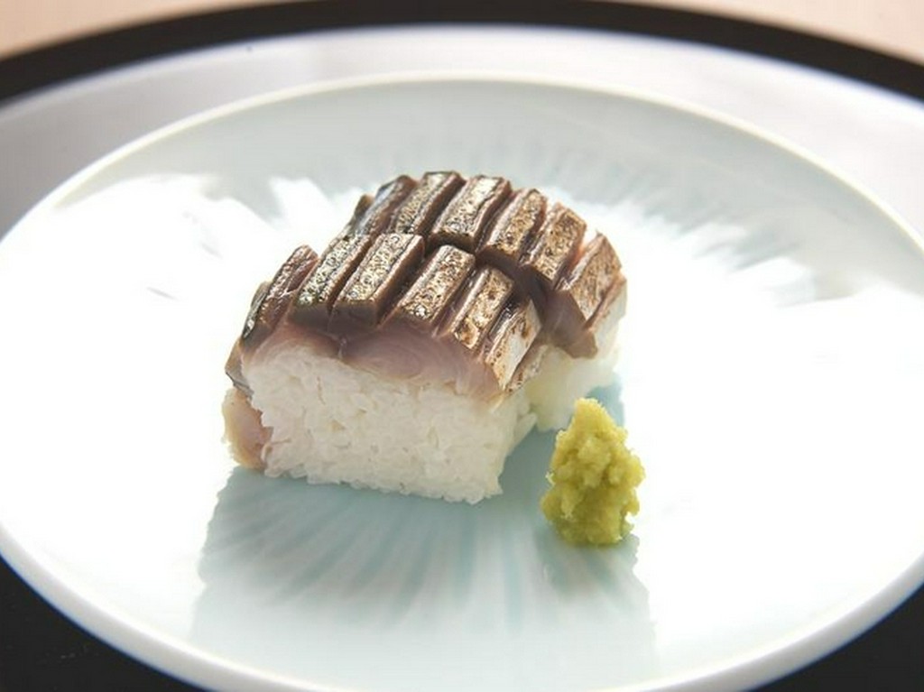 鯖の脂分と出汁のバランスが絶妙にマッチした『炙り鯖の棒寿司』