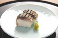 鯖の脂分と出汁のバランスが絶妙にマッチした『炙り鯖の棒寿司』