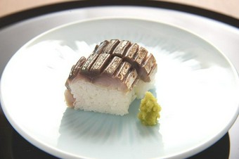 鯖の脂分と出汁のバランスが絶妙にマッチした『炙り鯖の棒寿司』