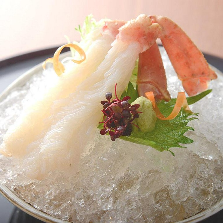 店内の生け簀のズワイ蟹をそのまま捌く、活ズワイ蟹を使った絶品『蟹刺し』