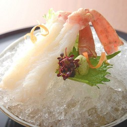 店内の生け簀のズワイ蟹をそのまま捌く、活ズワイ蟹を使った絶品『蟹刺し』