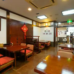 座椅子に座りゆったりと中華料理を堪能できる。広々とした空間