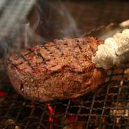 赤身肉の旨味を存分に味わえるグリル料理が充実。最高級グレードのシカゴ産プライムアンガスビーフはリブアイや骨付きサーロイン、ポーターハウス、ニュージーランド牧草牛はテンダーロインが用意されています。