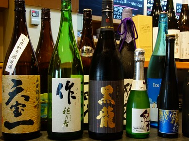 全国から選りすぐりの地酒が常時25種類ほどと豊富