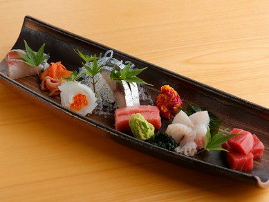 リーズナブルな値段で鮮度の良い素材が楽しめる『刺身盛り合わせ』