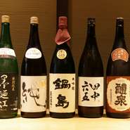 店主自ら厳選し仕入れられる日本酒は静岡県産を中心に豊富なラインナップが揃います。静岡県でもなかなか出会えない全国の地酒があるので、料理のお供として好みのお酒を楽しめるはず。