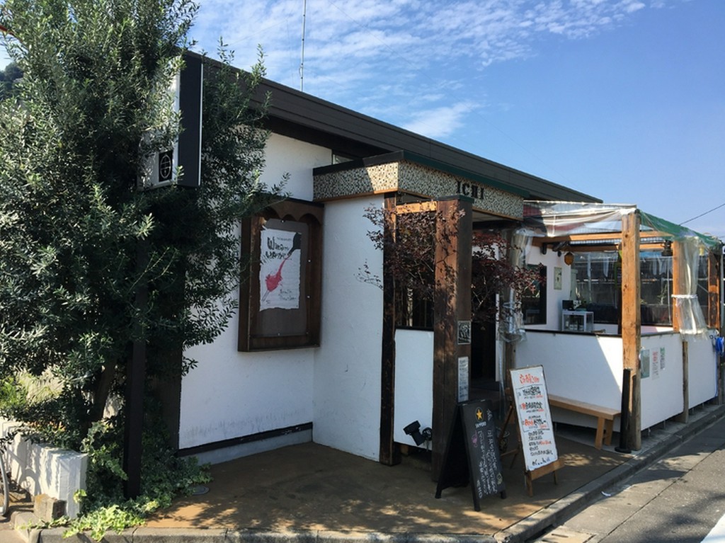 季節のいいときはテラス席で食事