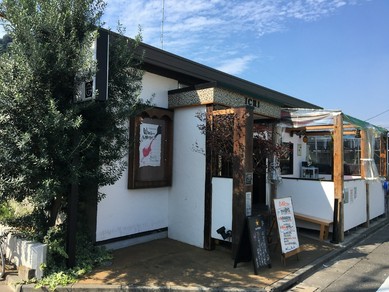季節のいいときはテラス席で食事